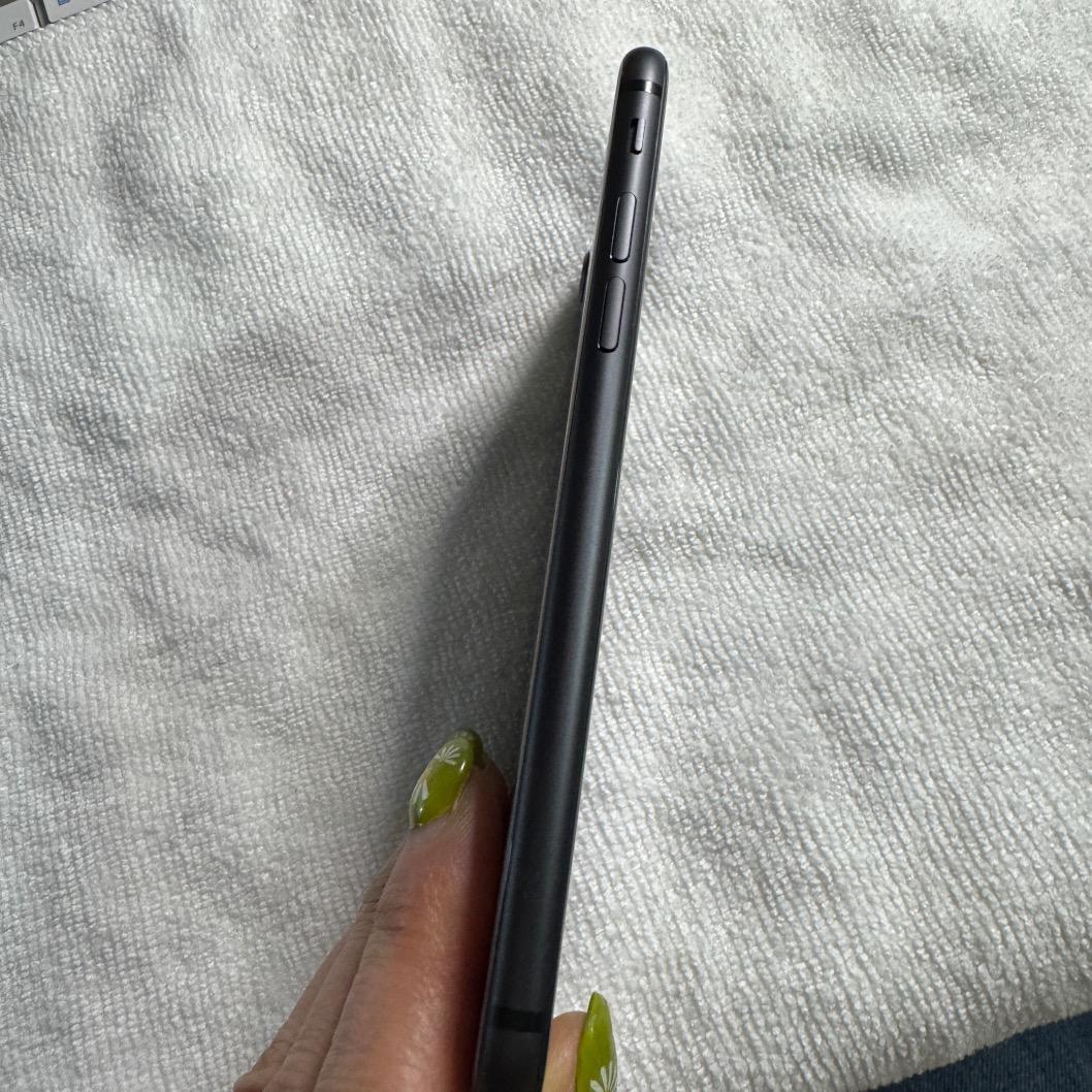 Elégance様 【美品】　Apple iPhone 8 バッテリー100％