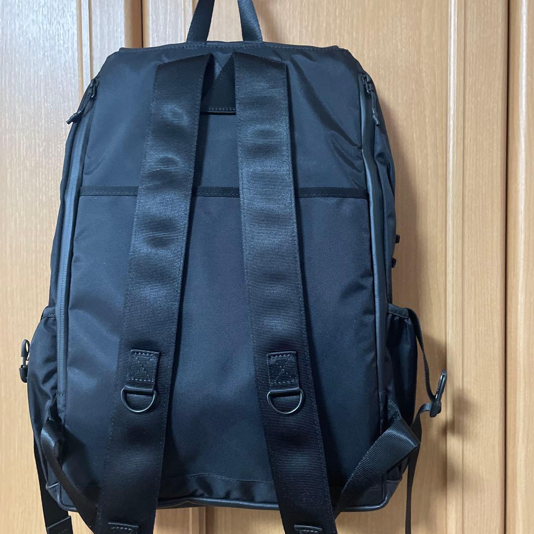 ear購入シンプルな黒のバックパック旅行にも最適美品
