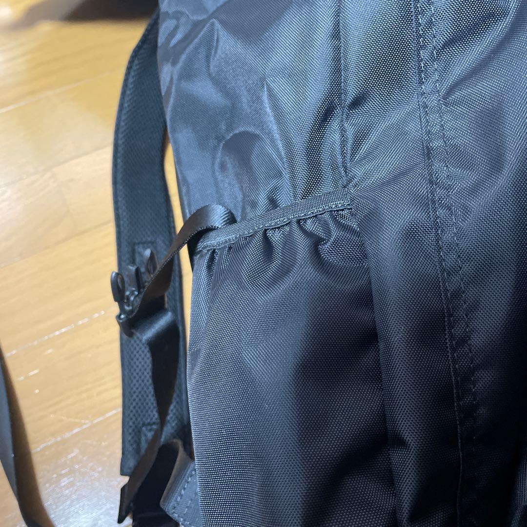 ear購入シンプルな黒のバックパック旅行にも最適美品
