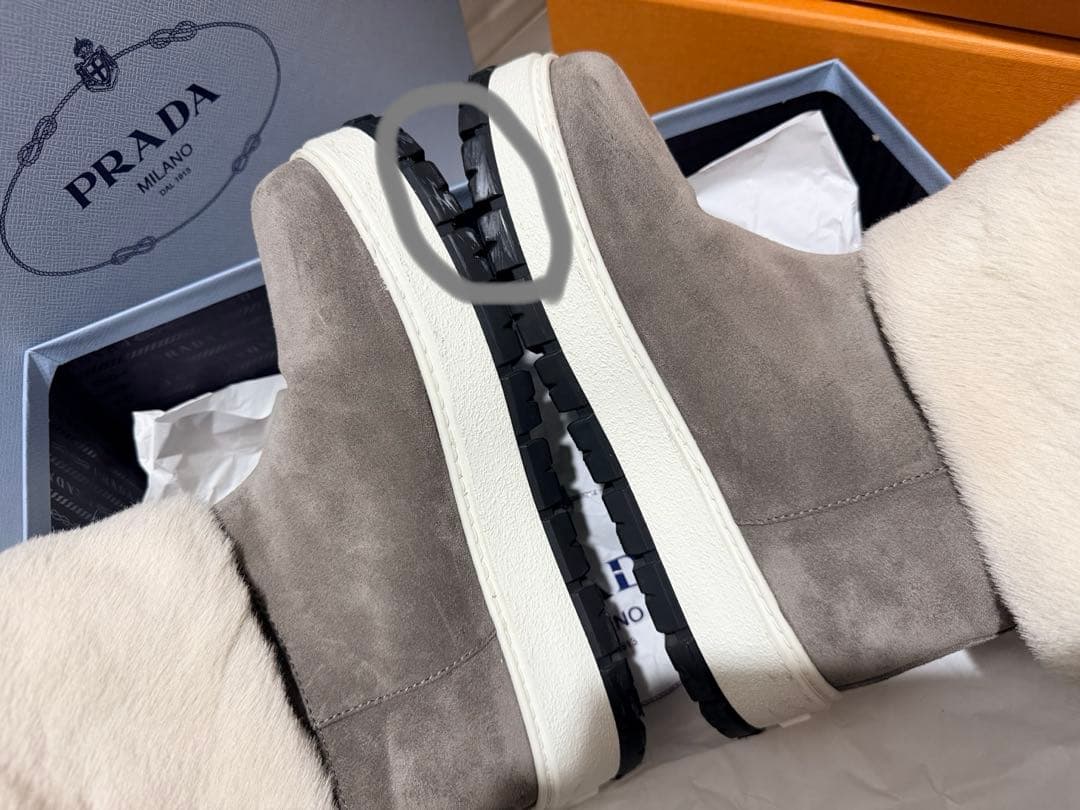 キラリ様 ¨̮⃝ PRADA プラダ ▼三角ロゴ ムートンファーブーツ