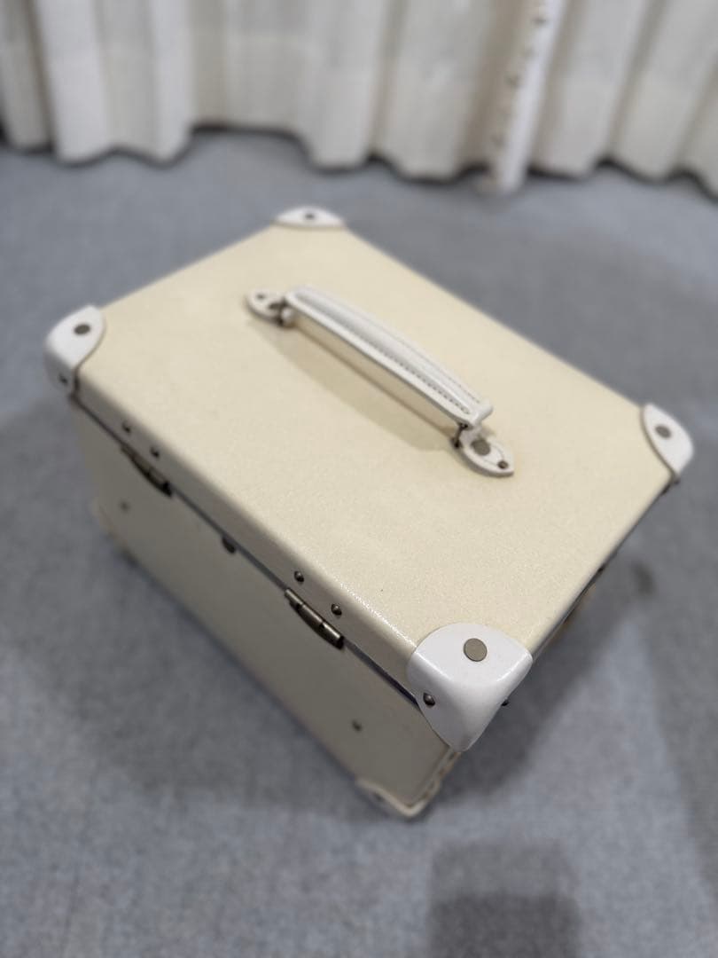 グローブトロッター　バニティ　限定　ホワイト