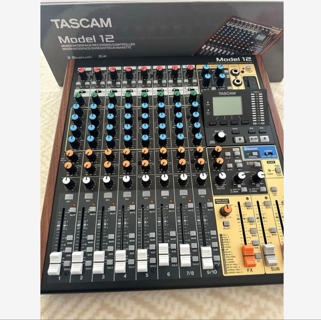 カバー付きTASCAM Model 12 レコーディングミキサー