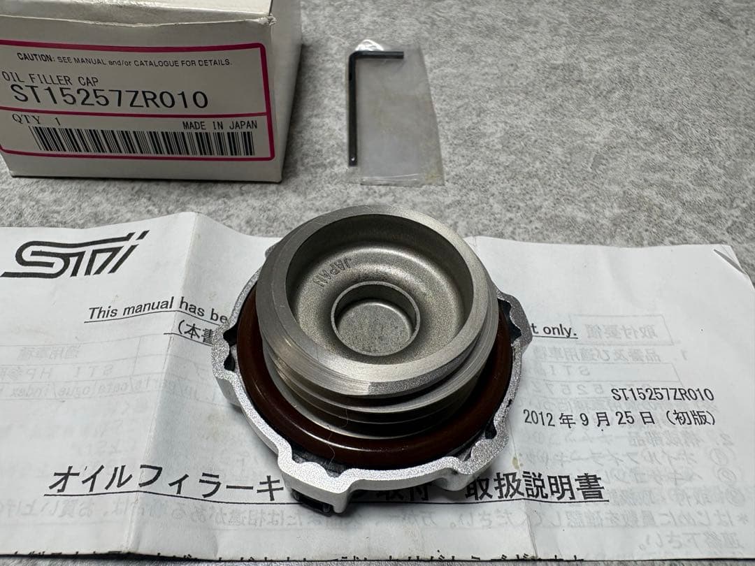 スバル　STI オイルフィラーキャップ