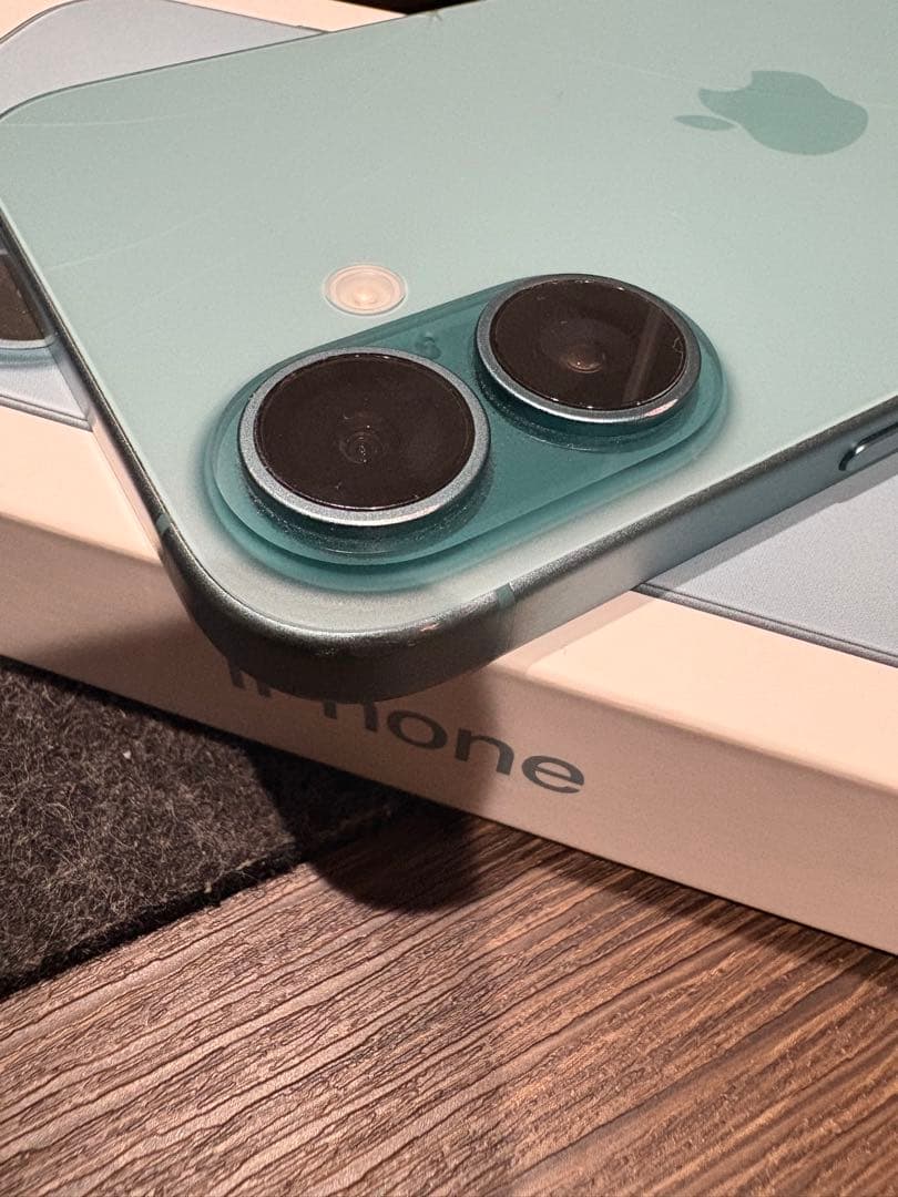 ひび割れあり iPhone16/ 128GB/ ティール