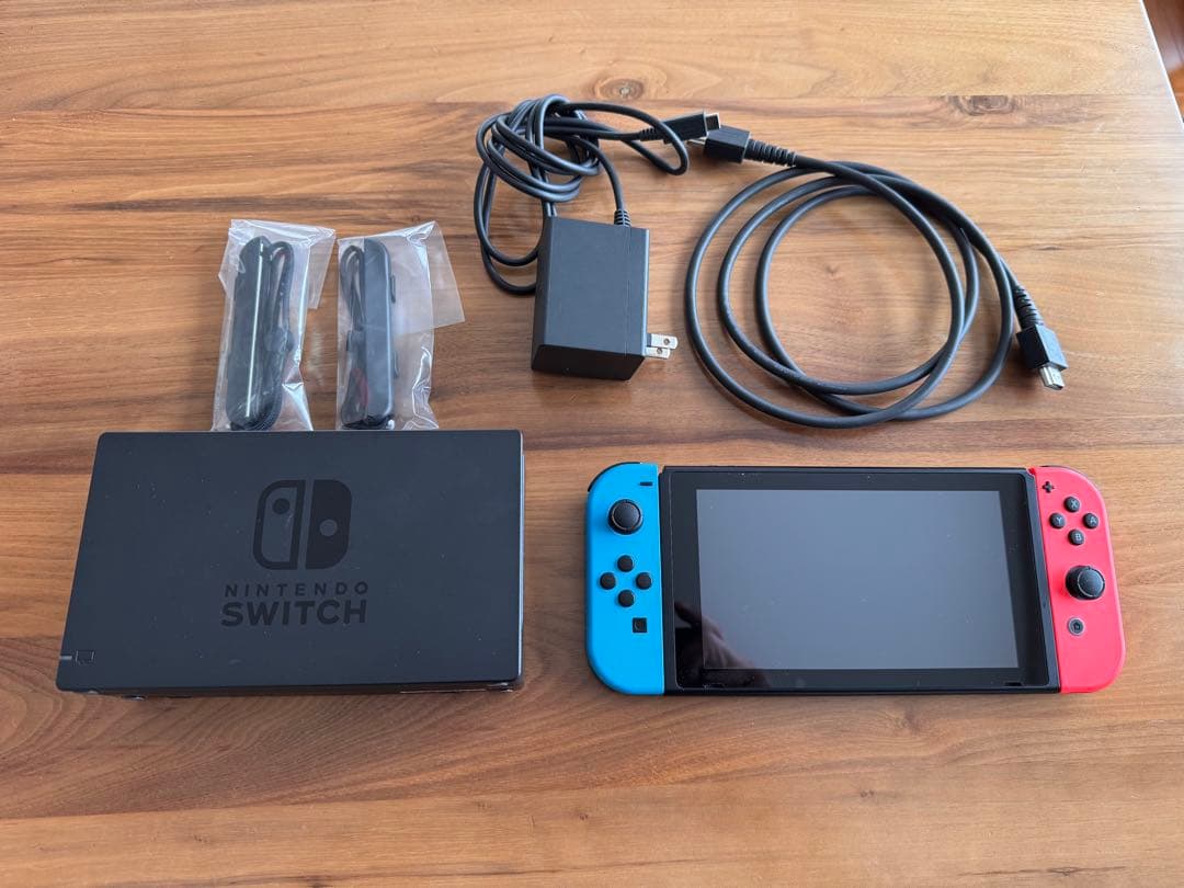 ニンテンドースイッチ　ネオンブルー、レッド