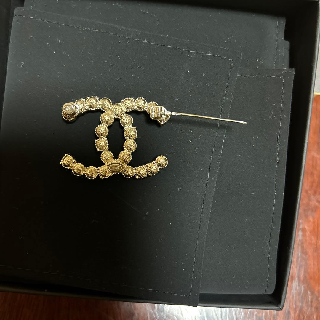 CHANEL ロゴブローチ パール付き