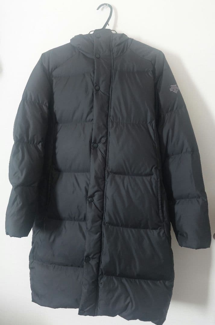 DESCENTE　フード付き ダウンコート　ブラック