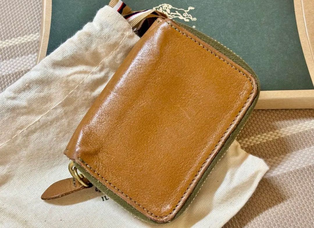 【入手困難】IL BISONTE(イルビゾンテ) ケース　ブランド 高級