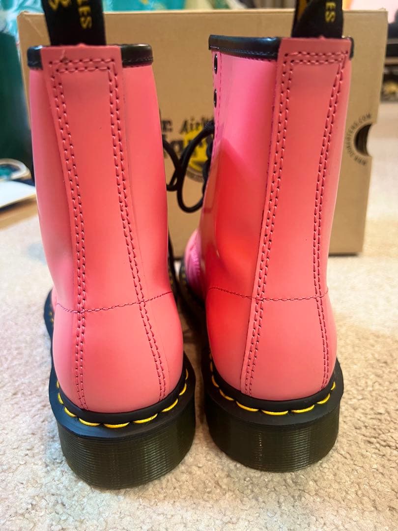 【新品未使用】Dr.Martens ピンク 8ホールブーツ