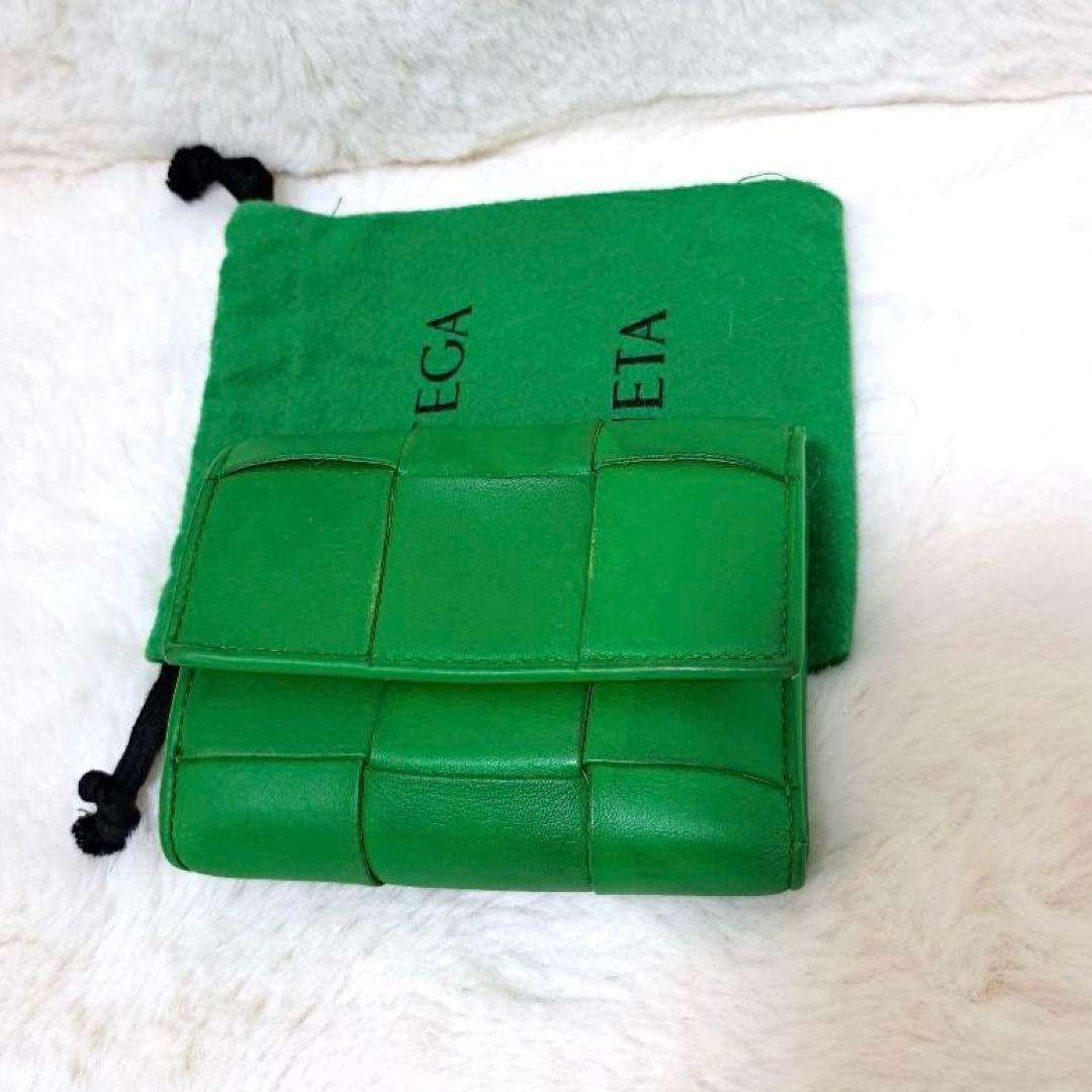 ✨人気色　RFID搭載✨　ボッテガ　三つ折り　カセット　レザー　パラキート