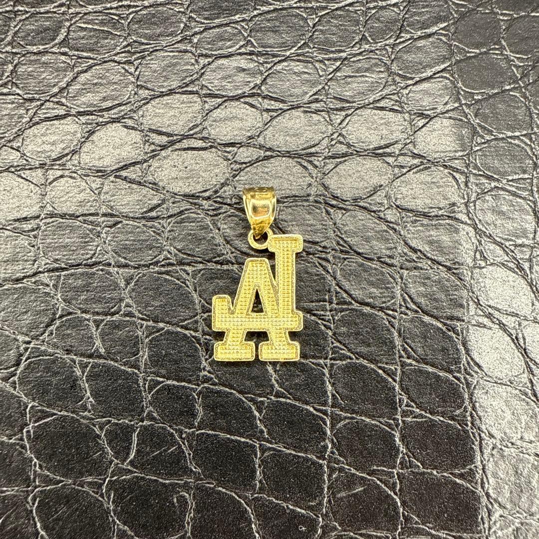10K ペンダント ロサンゼルス LA 縦2.1cm 横1.1cm