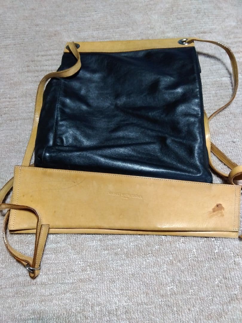 レザー製リュック 黒と黄 Mのロゴ