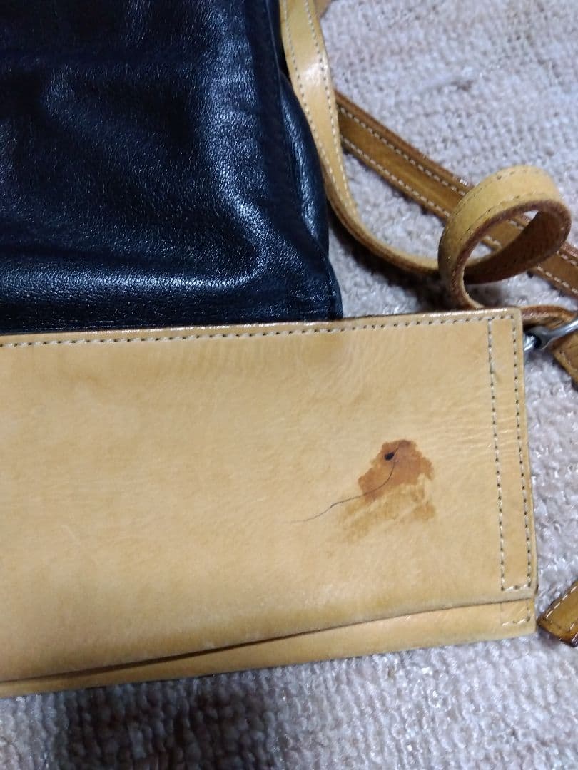 レザー製リュック 黒と黄 Mのロゴ