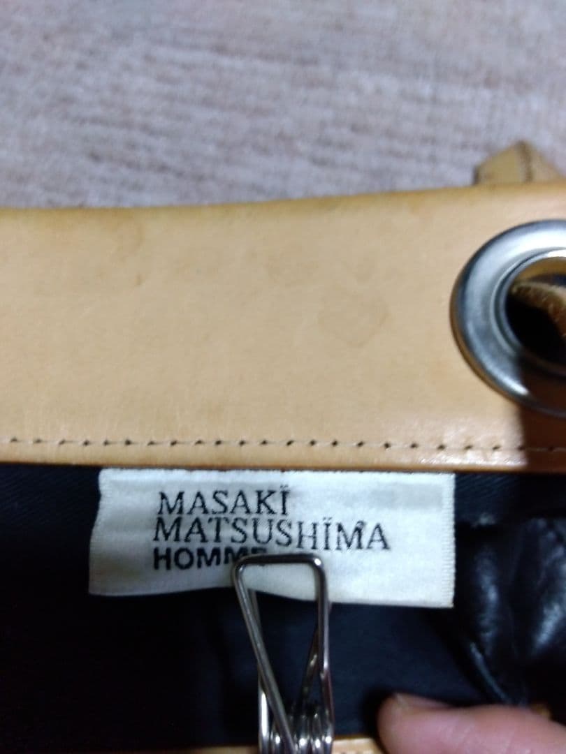 レザー製リュック 黒と黄 Mのロゴ