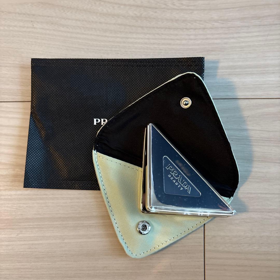 【未使用】PRADAビューティー　ポーチ、香水、リップ、ミラーセット