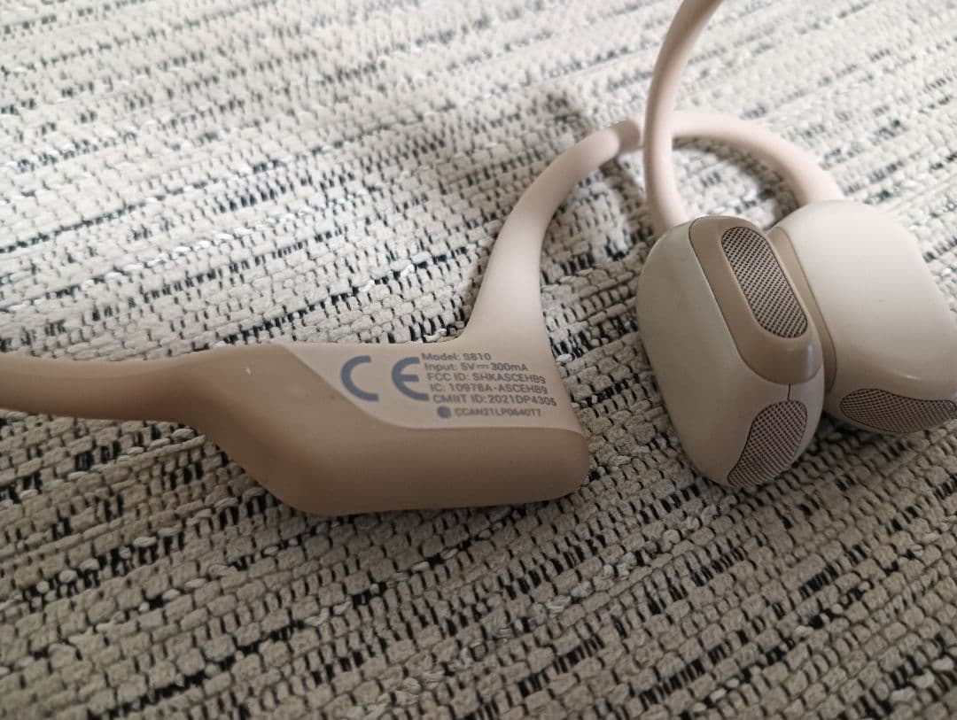 美品 希少ベージュ Shokz Openrun pro 本体、充電ケーブル