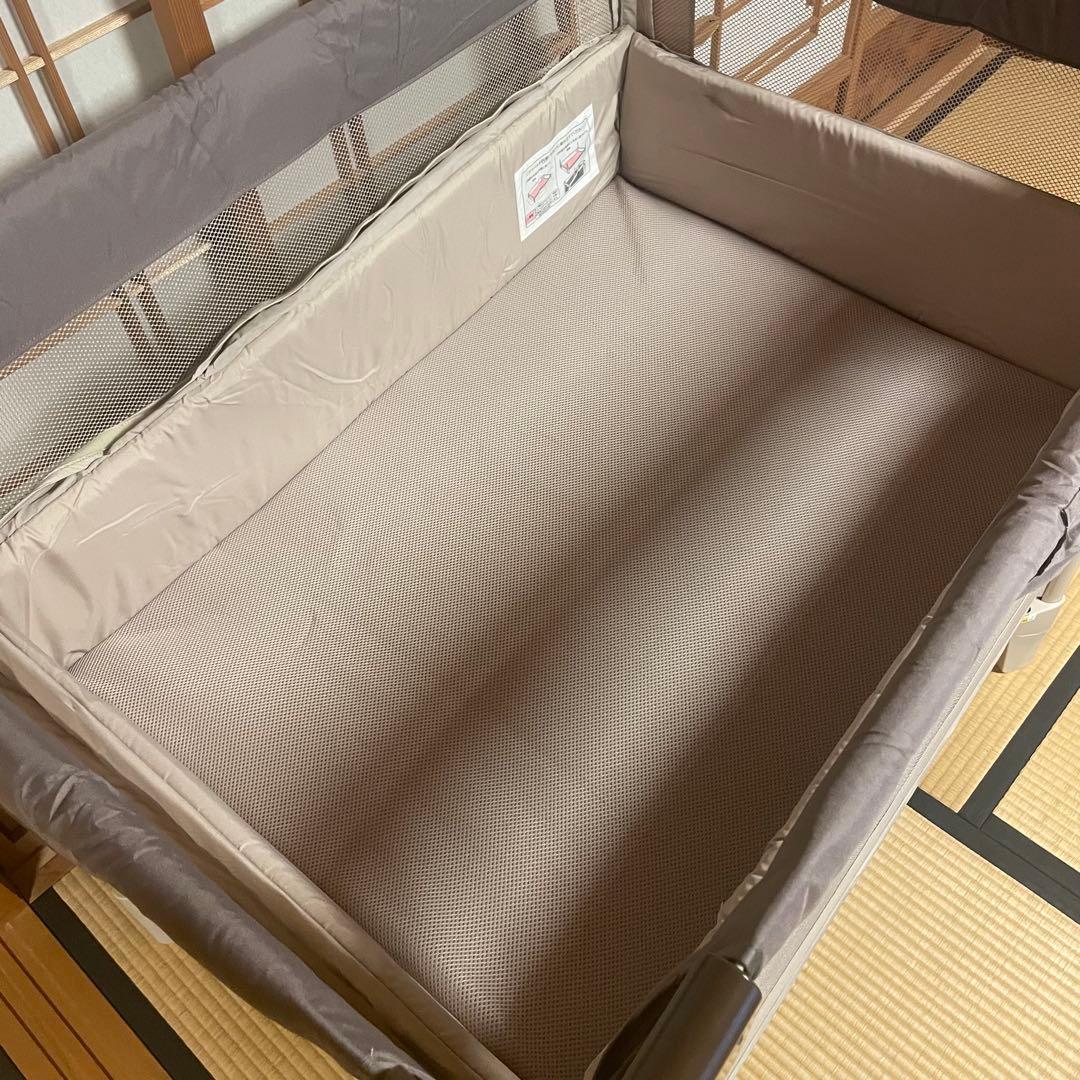 【美品】　アップリカ　ココネルエアー　折りたたみ式ベビーベッド　ブラウン