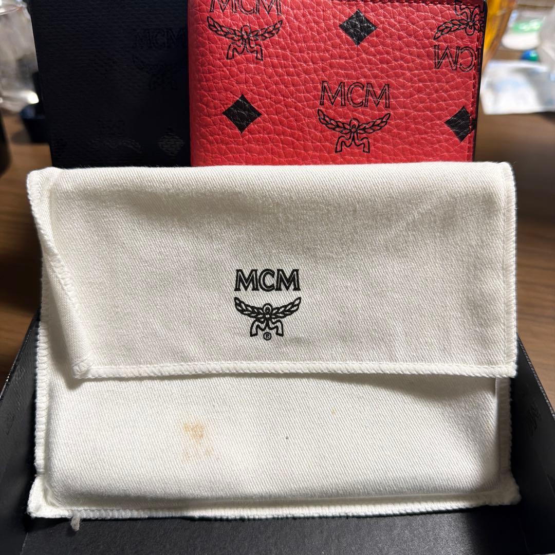 MCM 赤 レザー パスポートケース