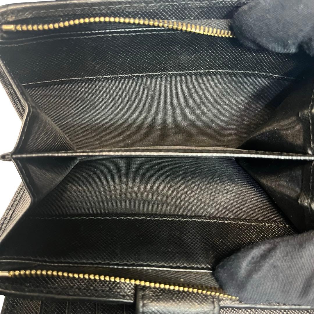 希少✨プラダ 二つ折り財布 サフィアーノレザー ロゴ金具 ブラック 1ml225