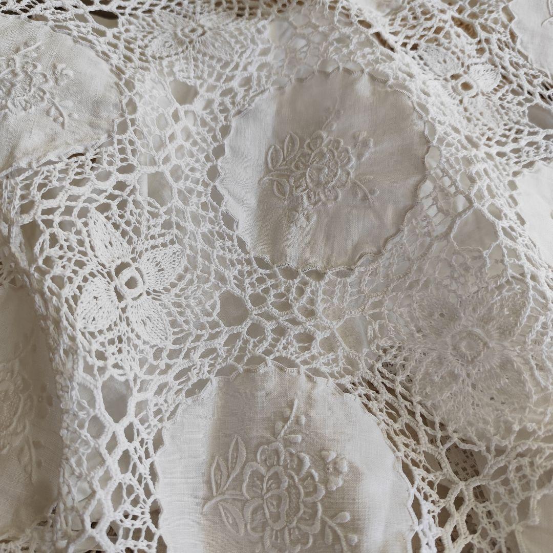 白糸手刺繍　リネンの円形パネル　花刺繍　手編みレース　マルチカバー