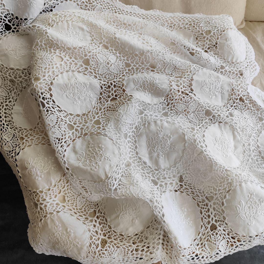 白糸手刺繍　リネンの円形パネル　花刺繍　手編みレース　マルチカバー