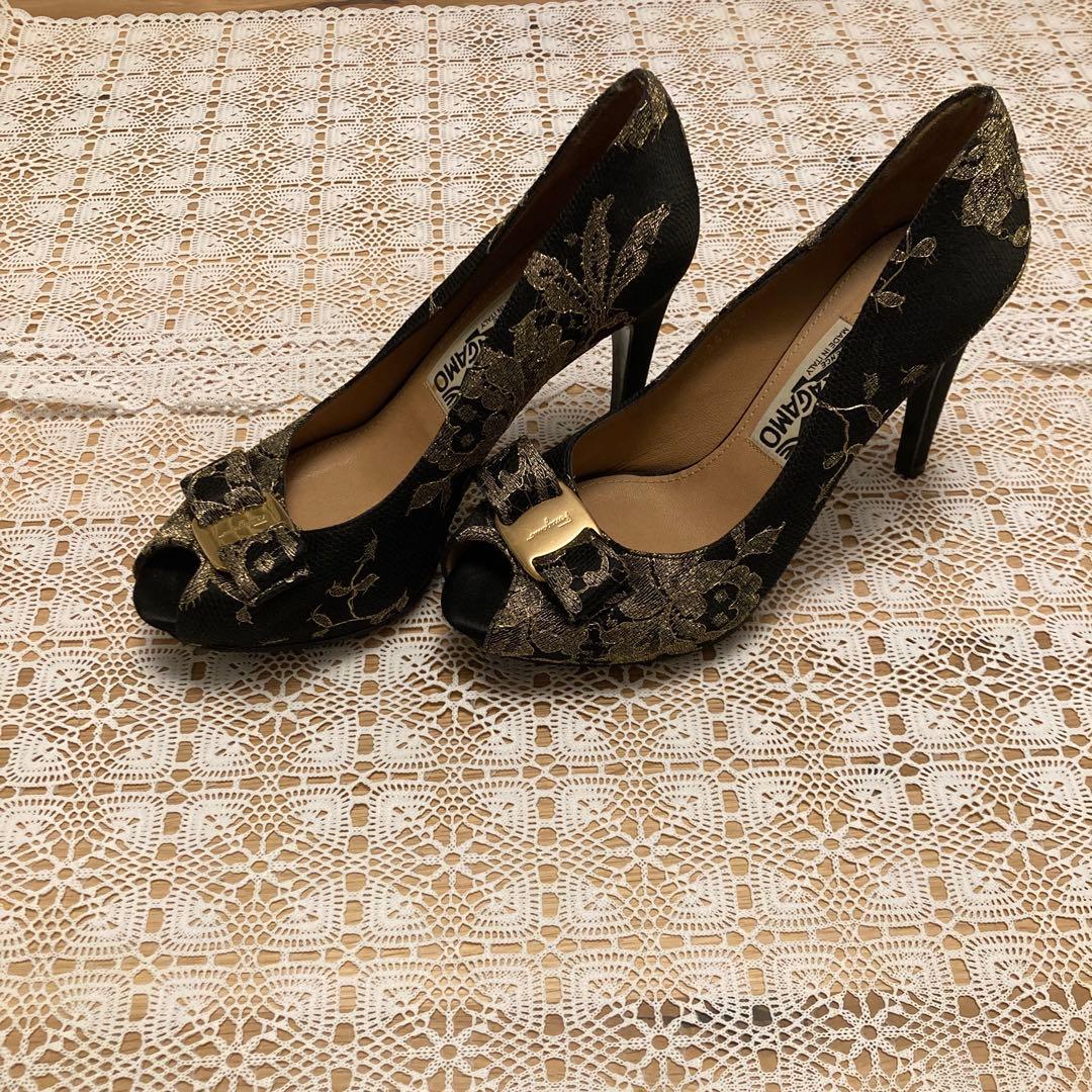 Ferragamo 黒金花柄 オープントゥヒール　サイズ6 / 2B