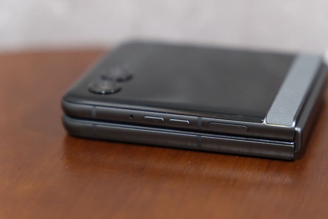 【おまけ付き】Motorola razr50 SIMフリー版