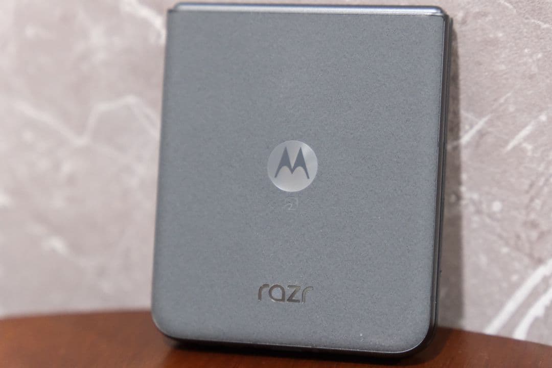 【おまけ付き】Motorola razr50 SIMフリー版