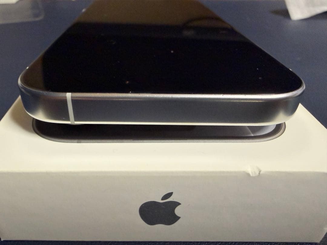 iPhone 16 Pro 256GB 本体　ホワイトチタニウム