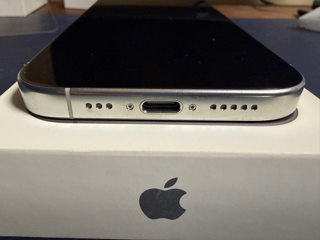 iPhone 16 Pro 256GB 本体　ホワイトチタニウム