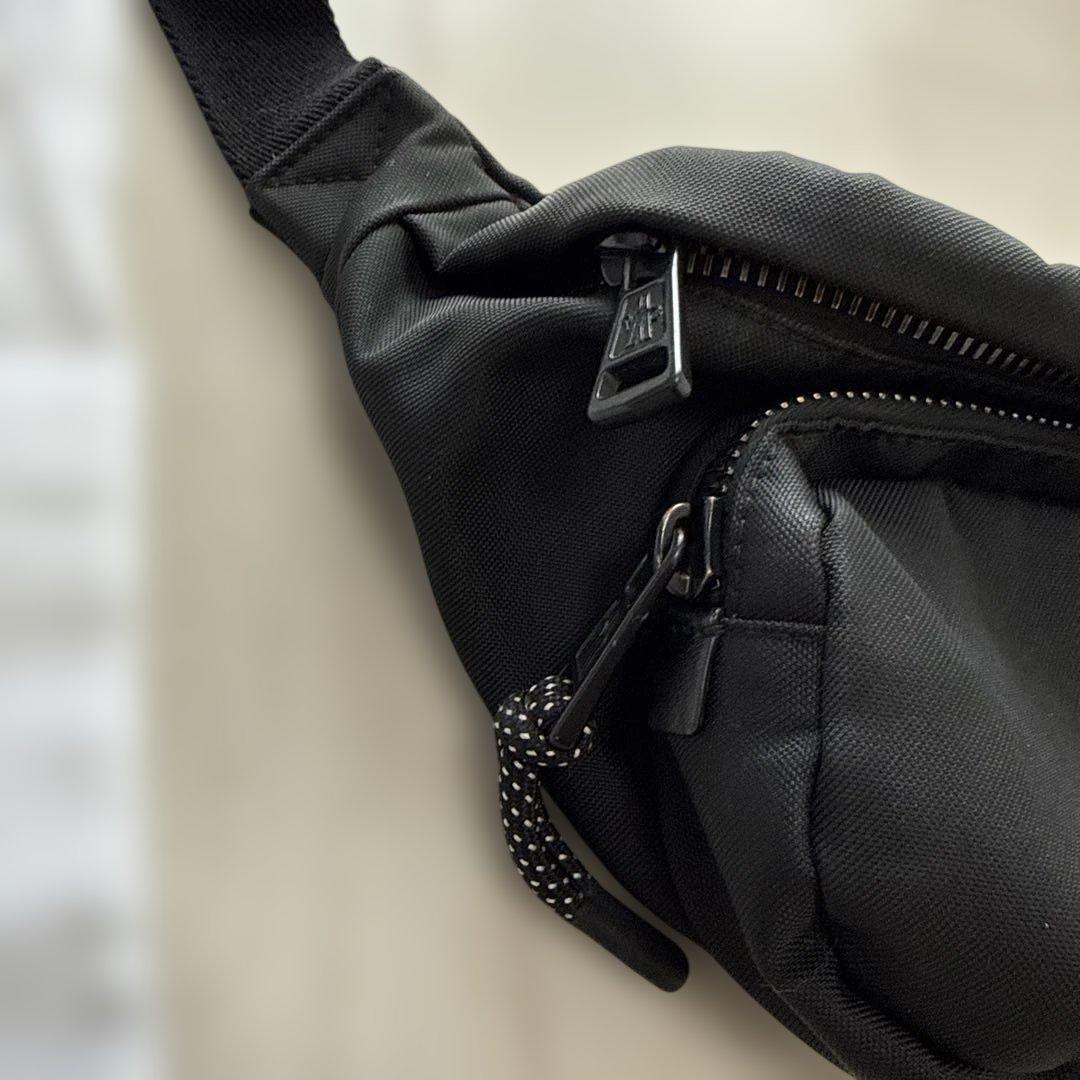 モンクレール　ウエストポーチ　ボディバッグ　黒　メンズ　巾着袋付き