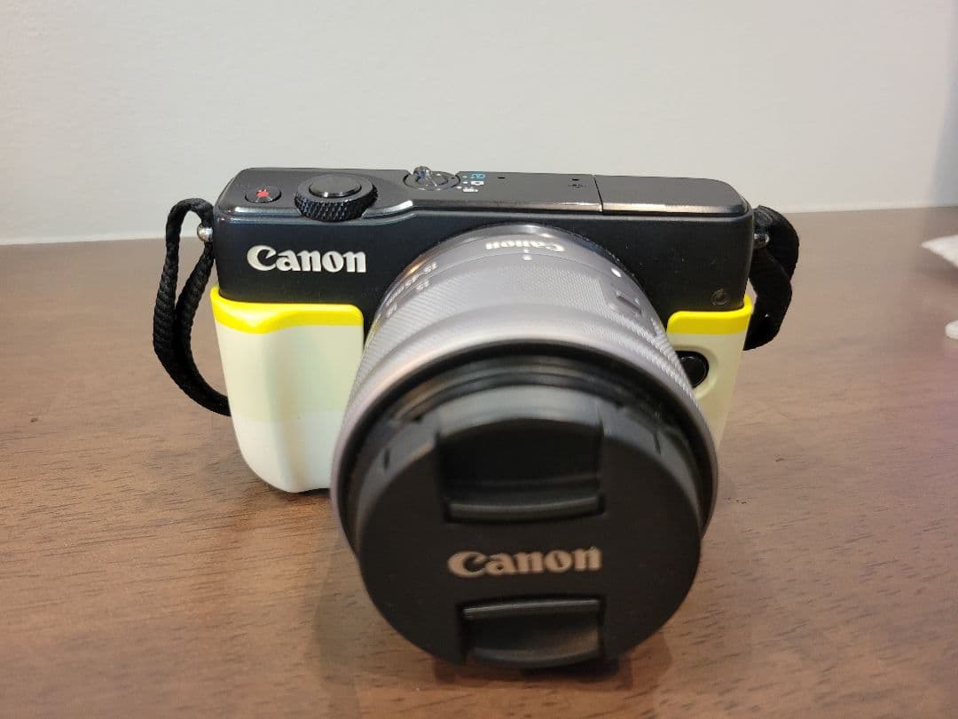 Canon EOSM10 ミラーレスカメラ 本体と付属品