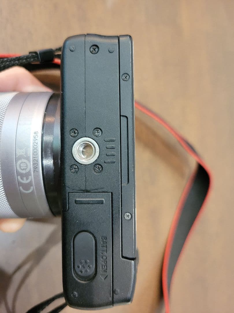 Canon EOSM10 ミラーレスカメラ 本体と付属品