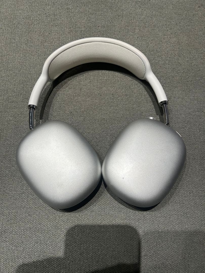 シルバー ワイヤレスヘッドホン オーバーイヤー型　Apple