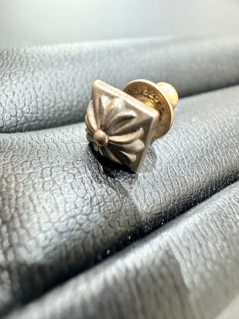 早い者勝ち！CHROME HEARTS STUD PYRAMID