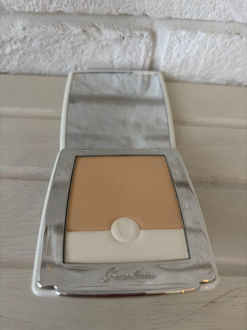 ゲラン　ファンデーション　ペルル　ブラン　ライトブースター　コンパクト