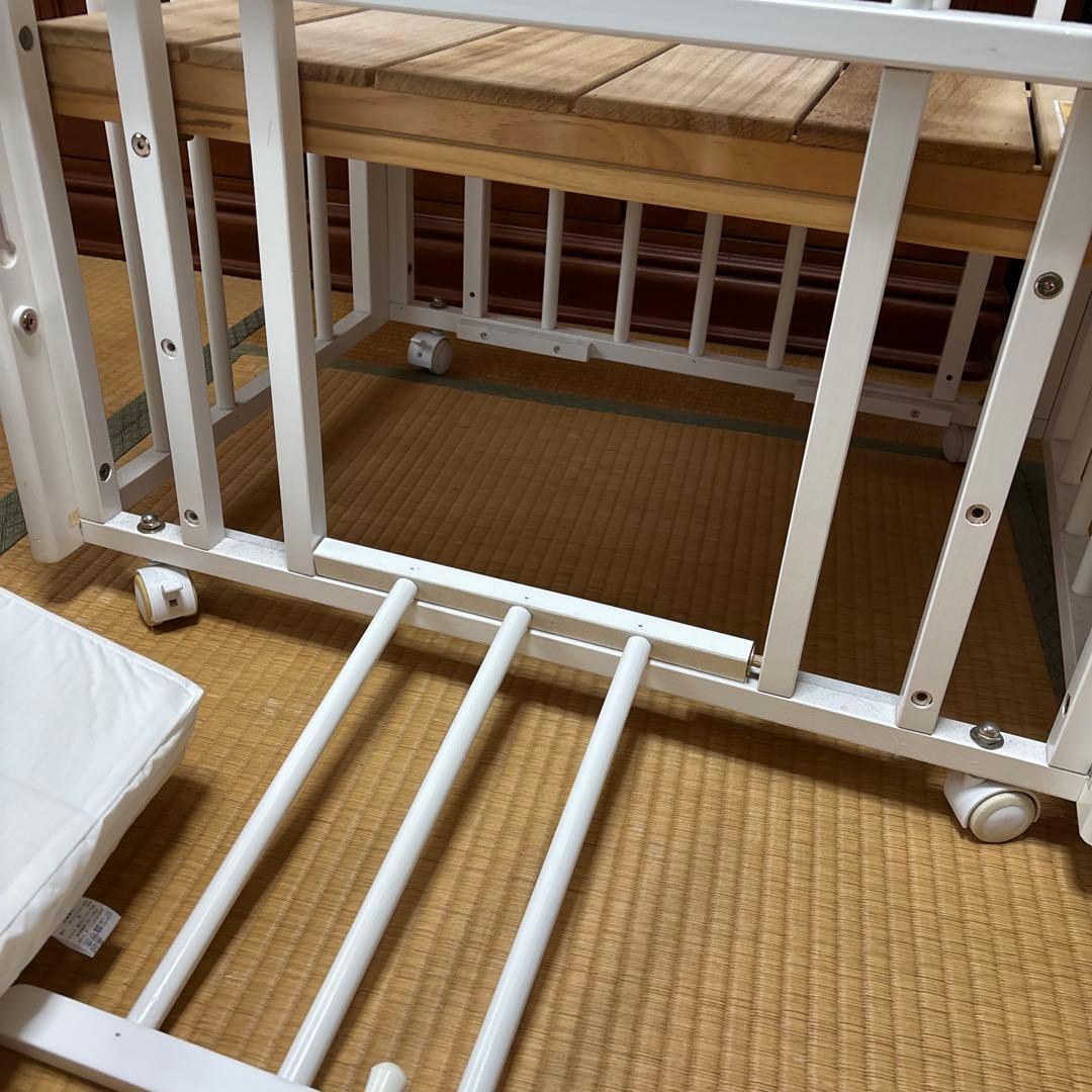 カトージ　木製ホワイトミニミニベビーベッド キャスター付き