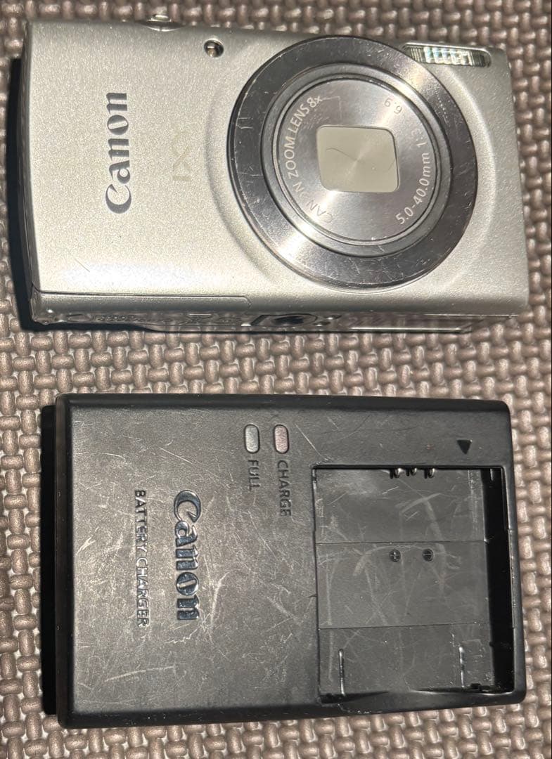 Canon IXUS デジタルカメラ 本体と充電器