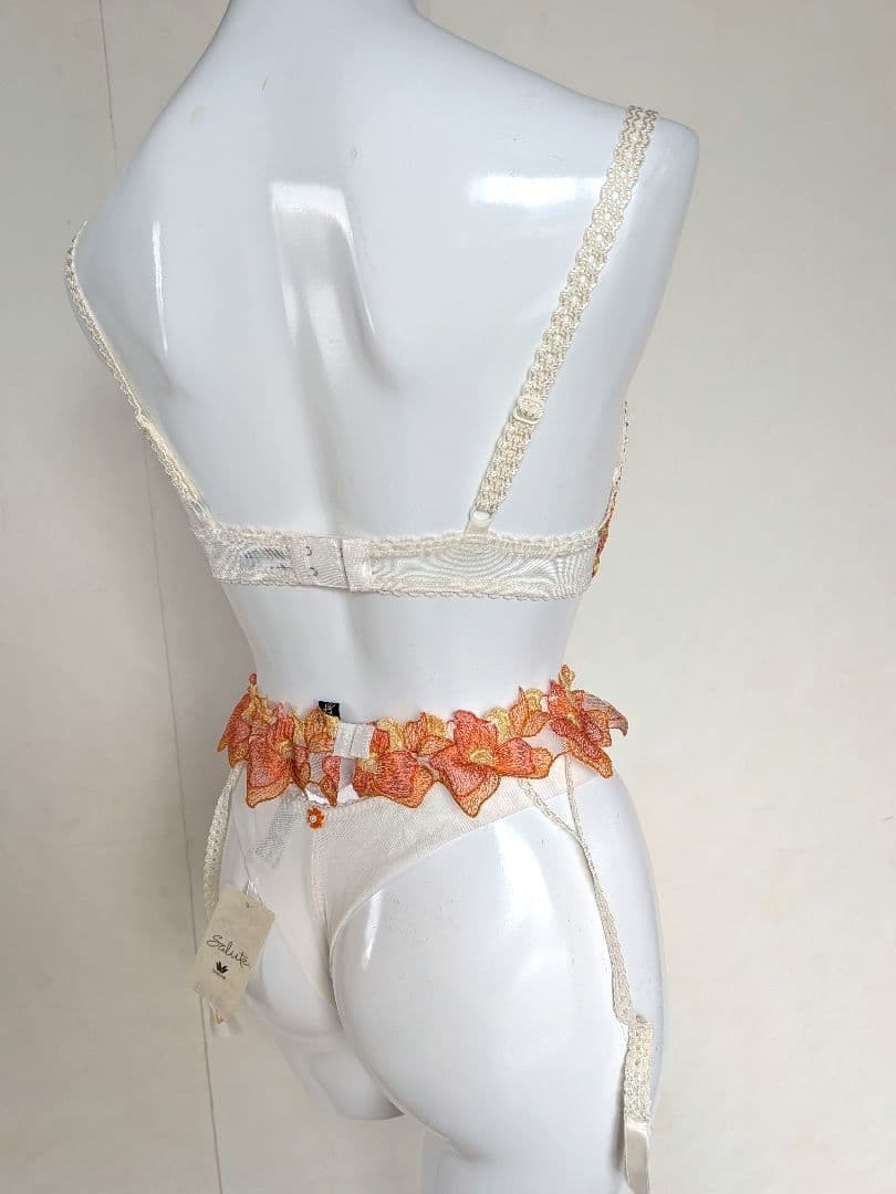 ワコール　サルート　ブラジャー　Tバック　ガーターベルト　３点セット　難アリ