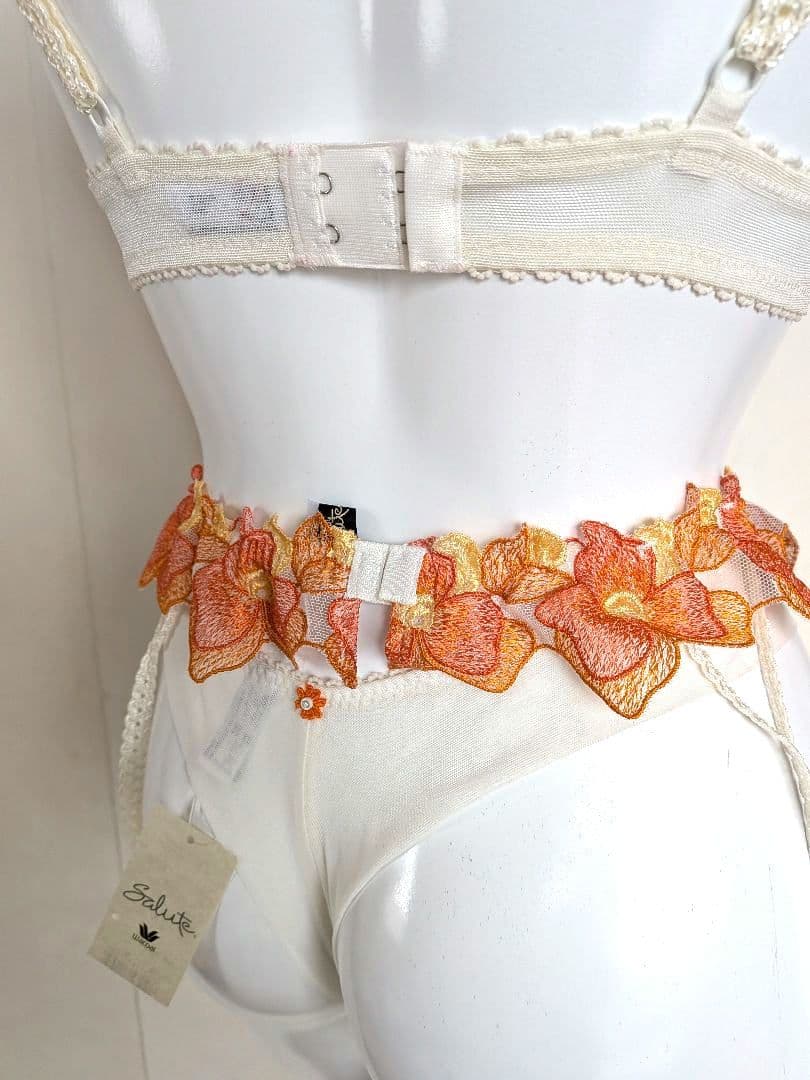 ワコール　サルート　ブラジャー　Tバック　ガーターベルト　３点セット　難アリ