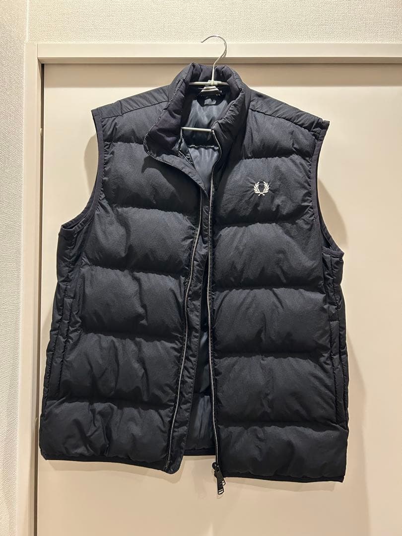 フレッドペリーダウンベスト ブラック ロゴ刺繍
