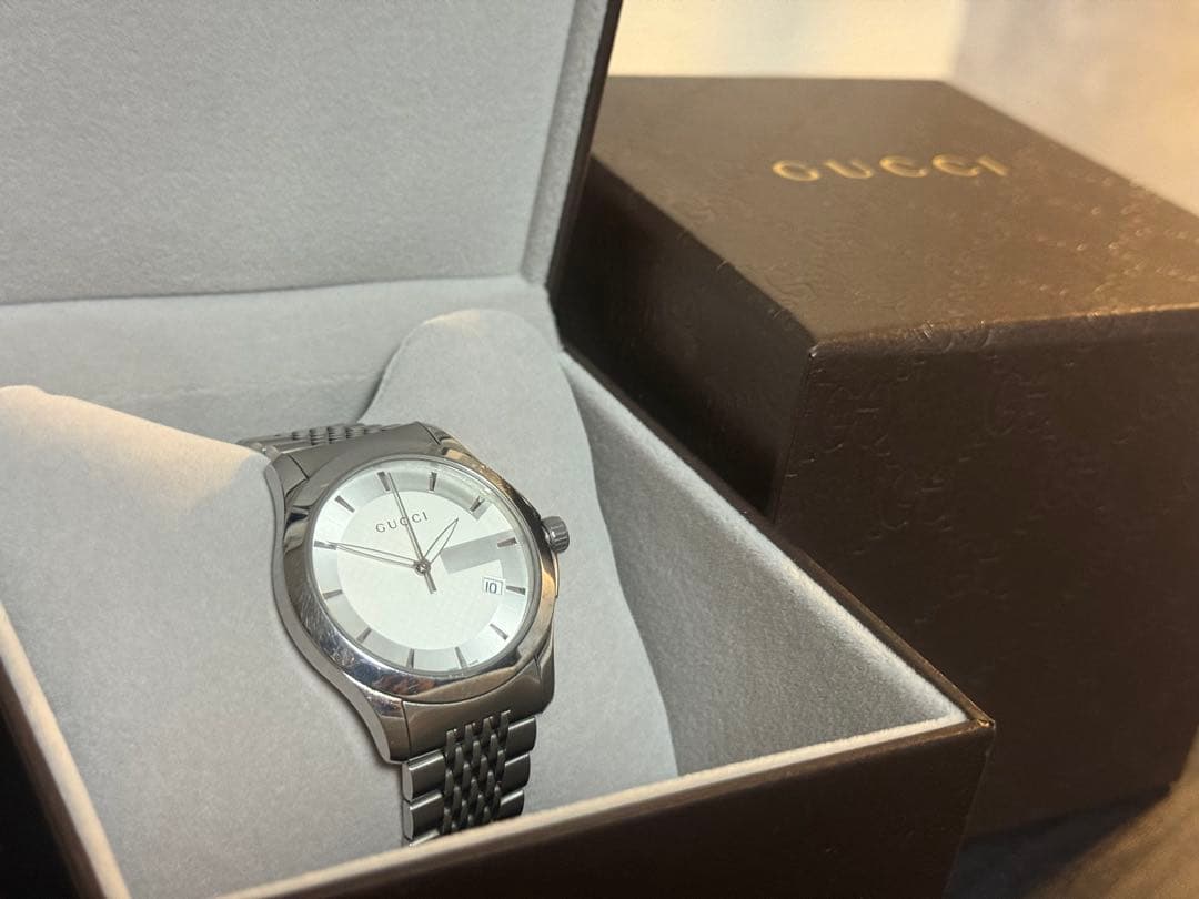 GUCCI メンズ 時計 Gラウンドデイト ホワイト&シルバー