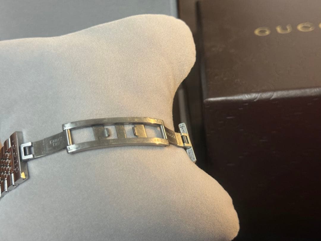 GUCCI メンズ 時計 Gラウンドデイト ホワイト&シルバー