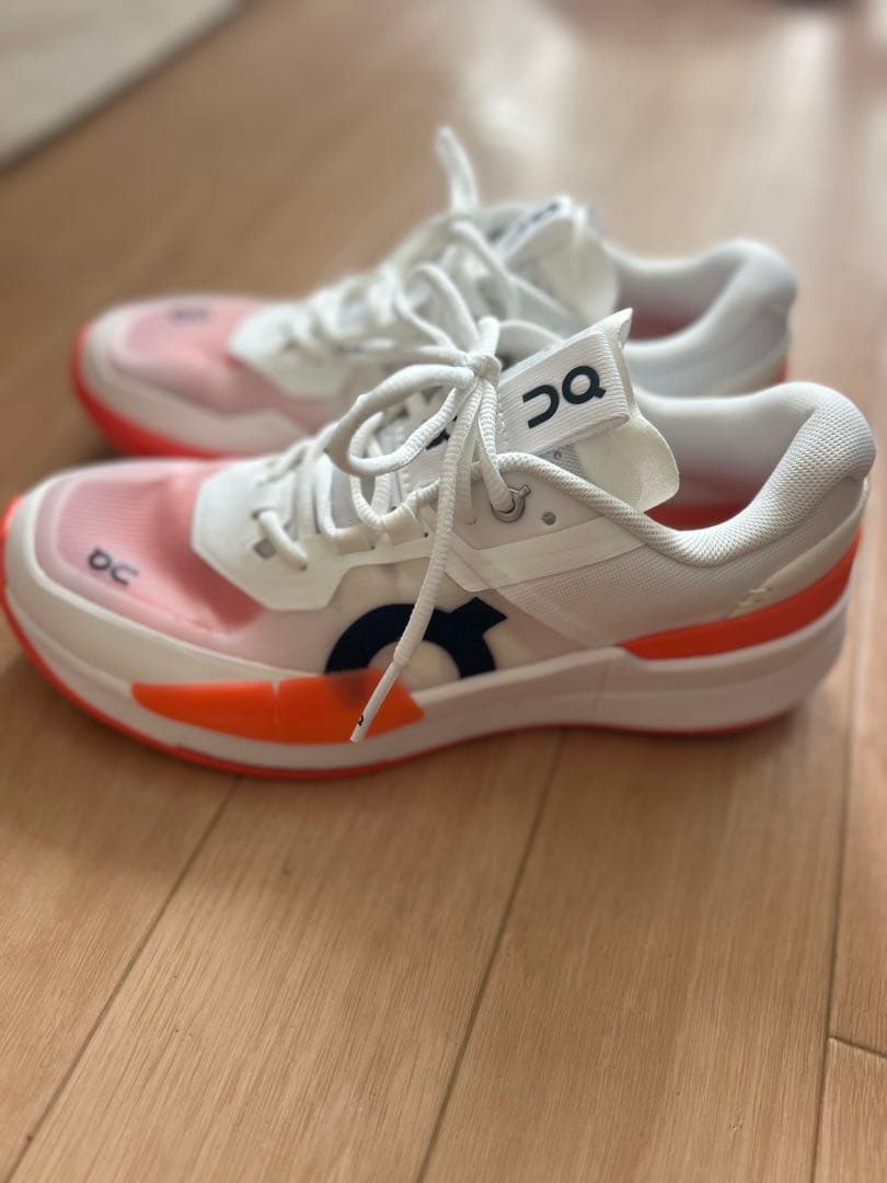 on R- テニスシューズ ホワイト/オレンジ/ピンク