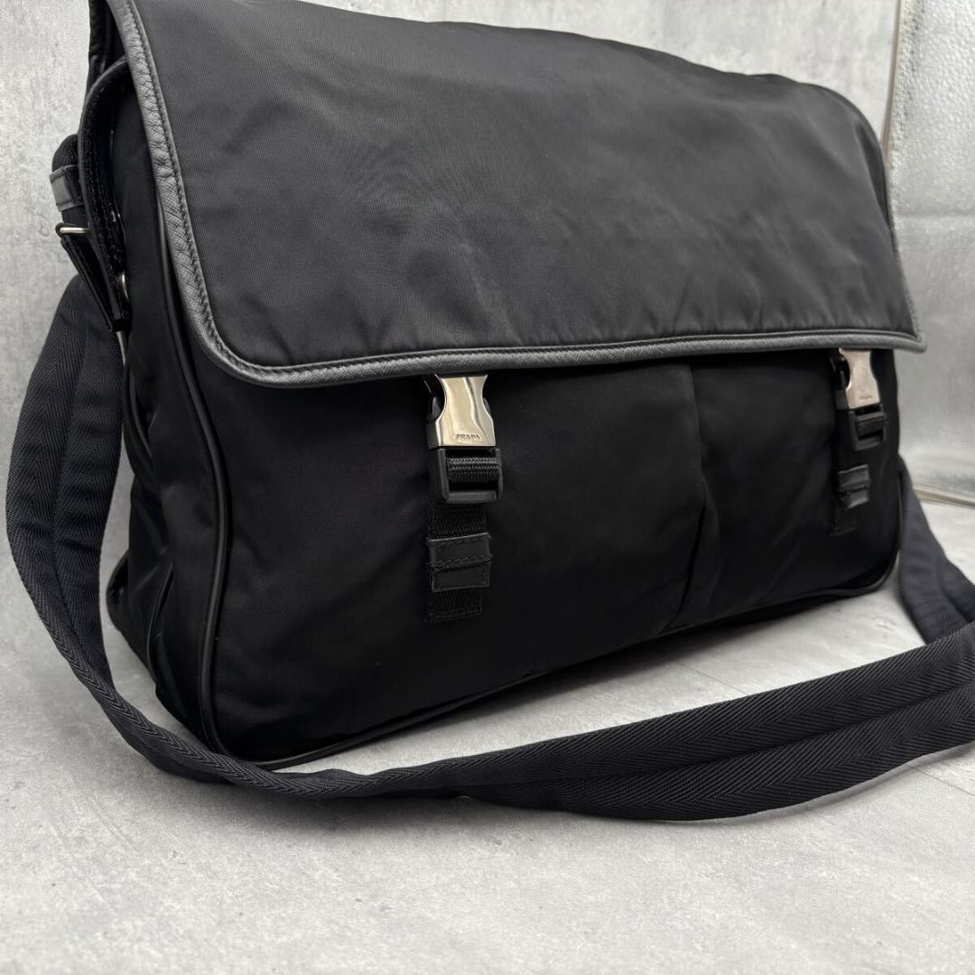 【美品/A4可】プラダ メッセンジャーバッグ　三角ロゴ　斜め掛け レザー　黒