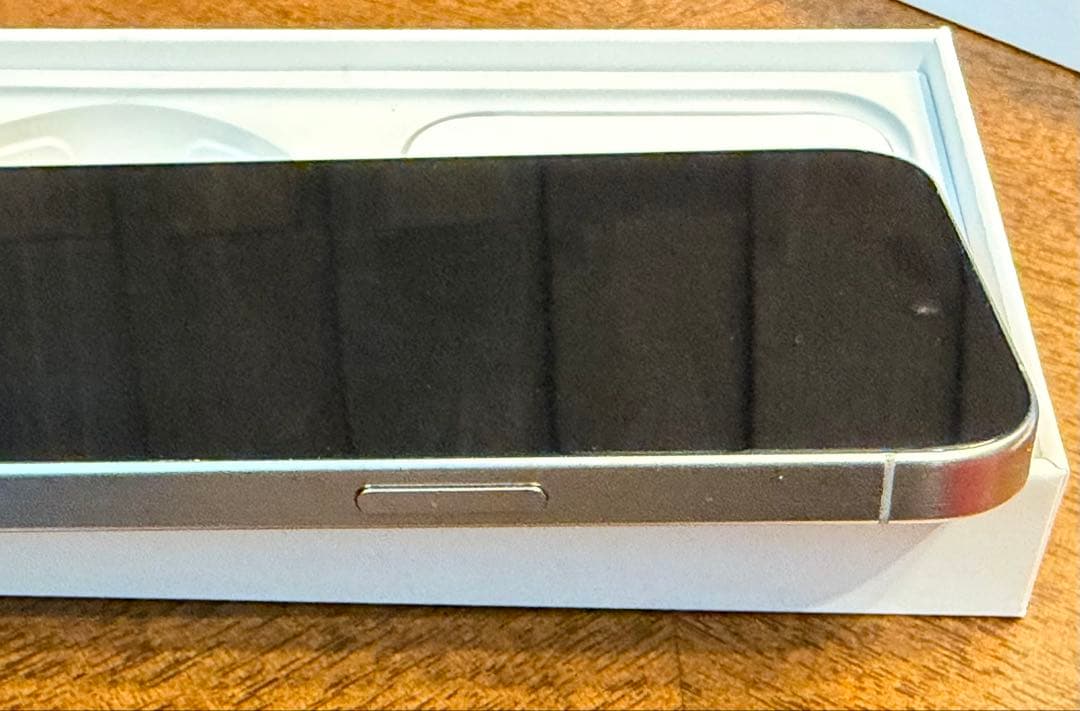 【美品】iPhone 15 Pro 256GB ナチュラルチタニウム