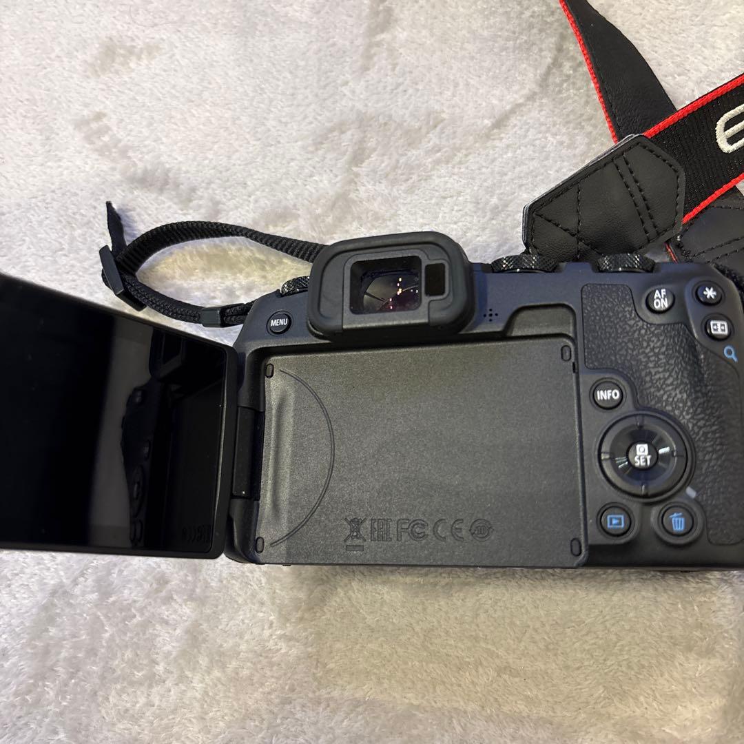 Canon EOS RP ミラーレス一眼 カメラ、充電器(バック付