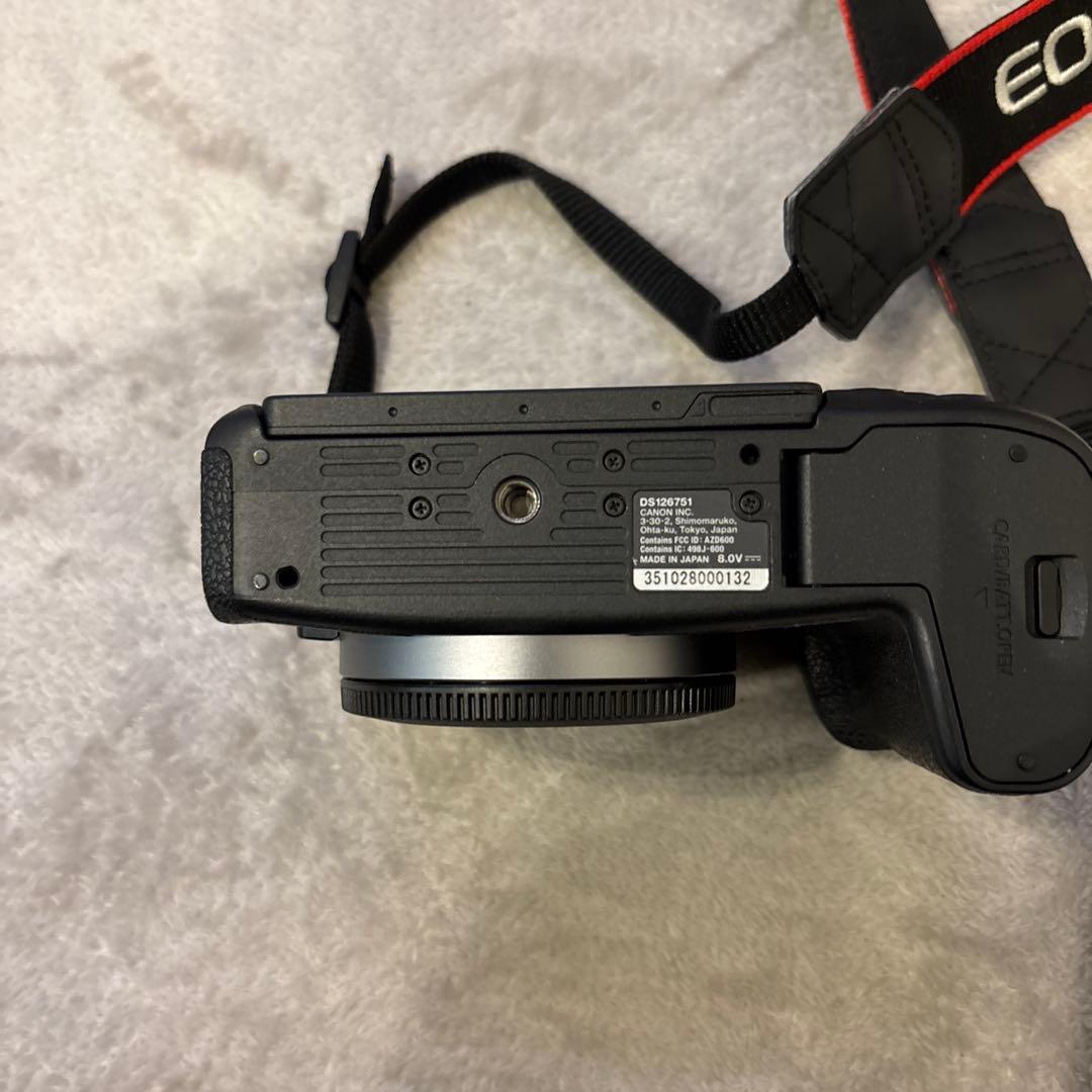 Canon EOS RP ミラーレス一眼 カメラ、充電器(バック付