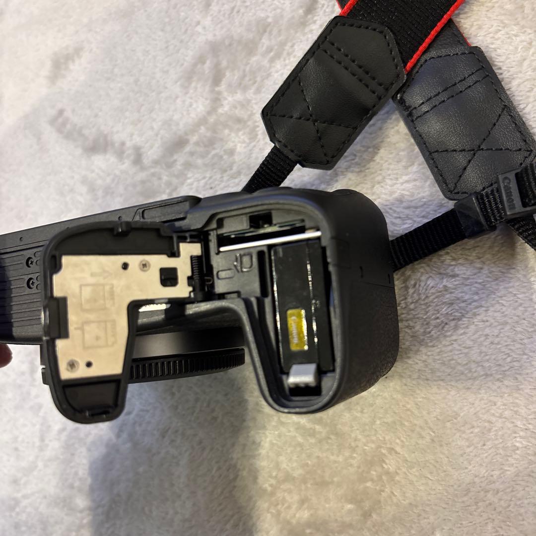 Canon EOS RP ミラーレス一眼 カメラ、充電器(バック付