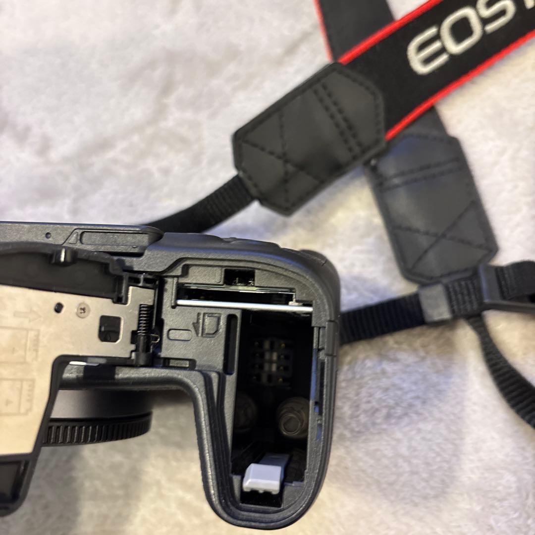 Canon EOS RP ミラーレス一眼 カメラ、充電器(バック付